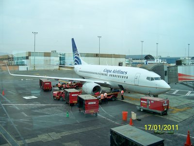 De Vuelta al Jorge Chavez de Lima. Al Fondo mi Avion. 2:50pm Hora local.