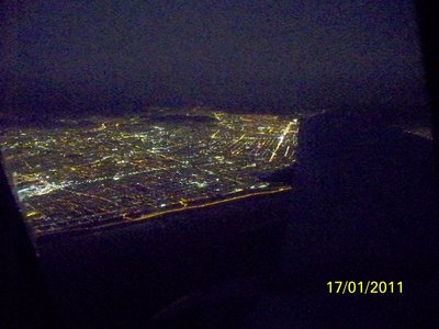 7:10 pm, salida de Lima hacia Arequipa, puntualidad. La ciudad de Lima al fondo.