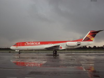 Avianca F100. Serial number 11457. Reg: HK4419. Tomada en el Aeropuerto Internacional El Dorado - IATA: BOG, OACI: SKBO. Terminal Puente Aereo, posición 1.