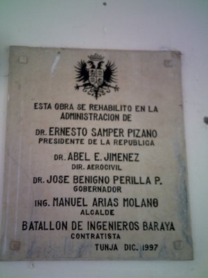 placa conmemorativa de la realizacion de las obras del aeropuerto