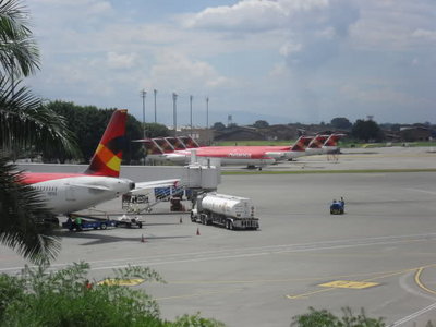 Fokker F100 de AV parqueados en CLO.