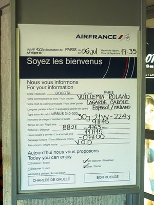 Buen sistema de información, incluso para nosotros los gomosos de la aviación, con datos sobre el vuelo, la tripulación, los servicios ofrecidos, entre otros.