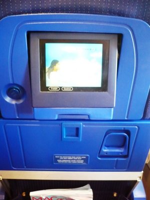 Pantalla sensible al tacto de Y/C. En esto Avianca es muy superior, por el tamaño y la resolución. De todos modos, mejor tenerlo a no tenerlo. También está el portavasos y el gancho para colgar abrigos, bolsos, etc.