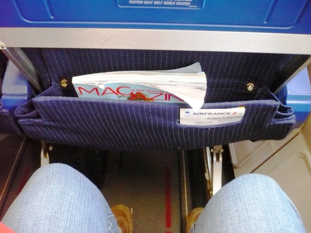 Pitch muy bueno. De todos modos, yo mido 1.68, jaja, pero lo veo adecuado.<br />En el bolsillo la revista, muy buena por cierto, bolsa de mareo y tarjeta de instrucciones de seguridad... lo estándar.