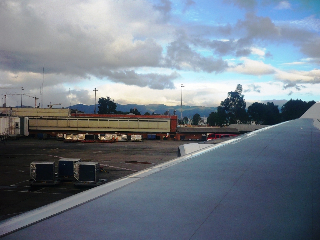 Vista desde mi asiento, justo sobre el ala derecha. Al fondo cerros orientales de BOG.