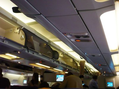 Vista interior del A340, desde mi asiento. Vintage style de las PSUs y tapizados, así como los sidewall... recuerdo las PSUs de Aces, iguales.