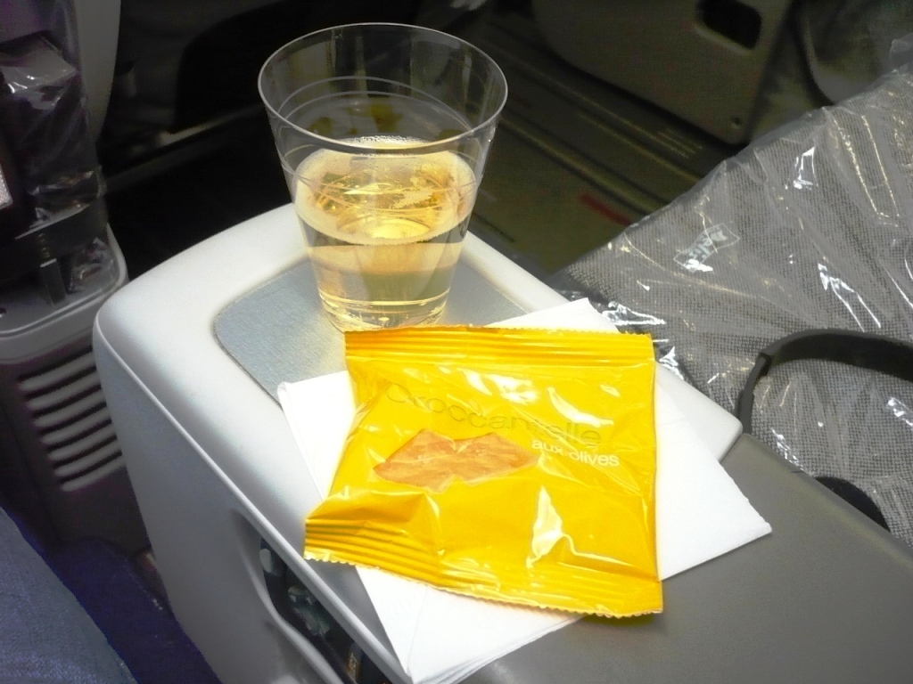 Este fue el primer servicio, incluyendo a Y/C. Un snack salado, muy rico y suave, y cualquier bebida. Tenía que probar el champagne, distinto al vino espumoso, aunque mi paladar es más bien &quot;callejero&quot; para esas cosas, debo aceptarlo. Pero muy rica.