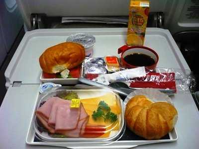 Este es el siguiente servicio, aproximadamente dos horas antes de llegar a PAR. En esta ocasión es un desayuno frío, sin opciones, pero también muy bueno. Dos opciones de pan, café, etc. Para comparar, en Avianca el segundo servicio, desayuno también, es con dos opciones y comida caliente para Y/C. Unas por otras....