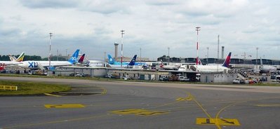 Lo bonito de estos aeropuertos grandes, muchos aviones, muchas aerolíneas, muchos edificios