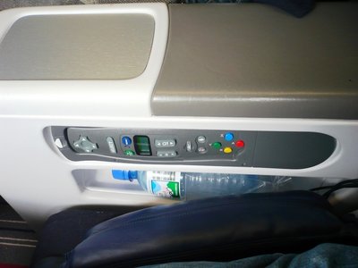 Detalle del control remoto de las sillas de Premium Voyageur, con capacidad para funcionar como teléfono (al igual que en Avianca), pero sin el servicio. Sin teclado QWERTY.