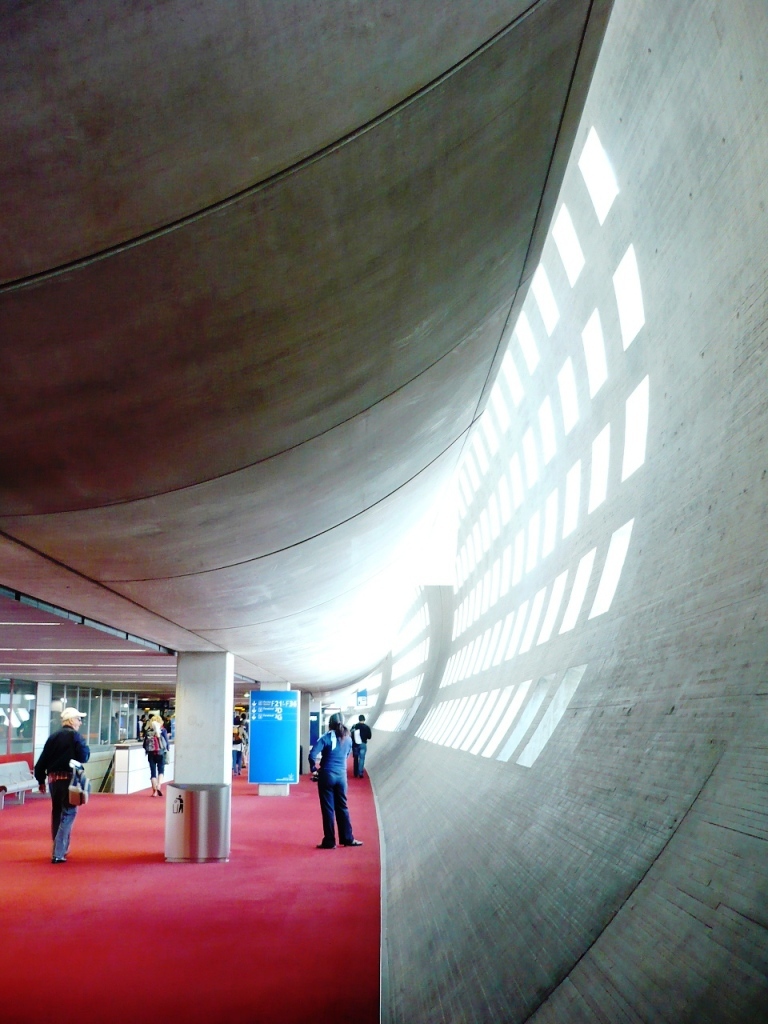 Detalle interior del CDG. Es chistoso: yo lo vi muy organizado, fácil para realizar conexiones, etc. Mi amigo dijo que el CDG es un desastre, muy incómodo, y no se compara con el top de los aeropuertos, como algunos asiáticos. Es claro que mi experiencia es pobre todavía, jaja.