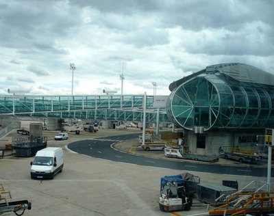 Detalle de los exteriores de una de las terminales del CDG, vidrio en abundancia.