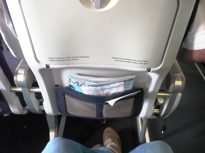 Pitch del A319. Me maravilla el hechode que ninguna silla reclina en ese avión, si miran en detalle los soportes del espaldar. Sillas sencillas, pero no por eso incómodas, por el contrario, para esos trayectos son perfectas. Mesa, bolsillo frente a uno y ya. La revista en estos aviones es ligeramente diferente a la que vi en el A340-300. La flota de AF está muy bien organizada de acuerdo a los radios que vuelen: algo similar en Avianca, pero acá uno puede ver A319s cubriendo un BOG-PEI, por ejemplo, y otro día haciendo un BOG-IAD.