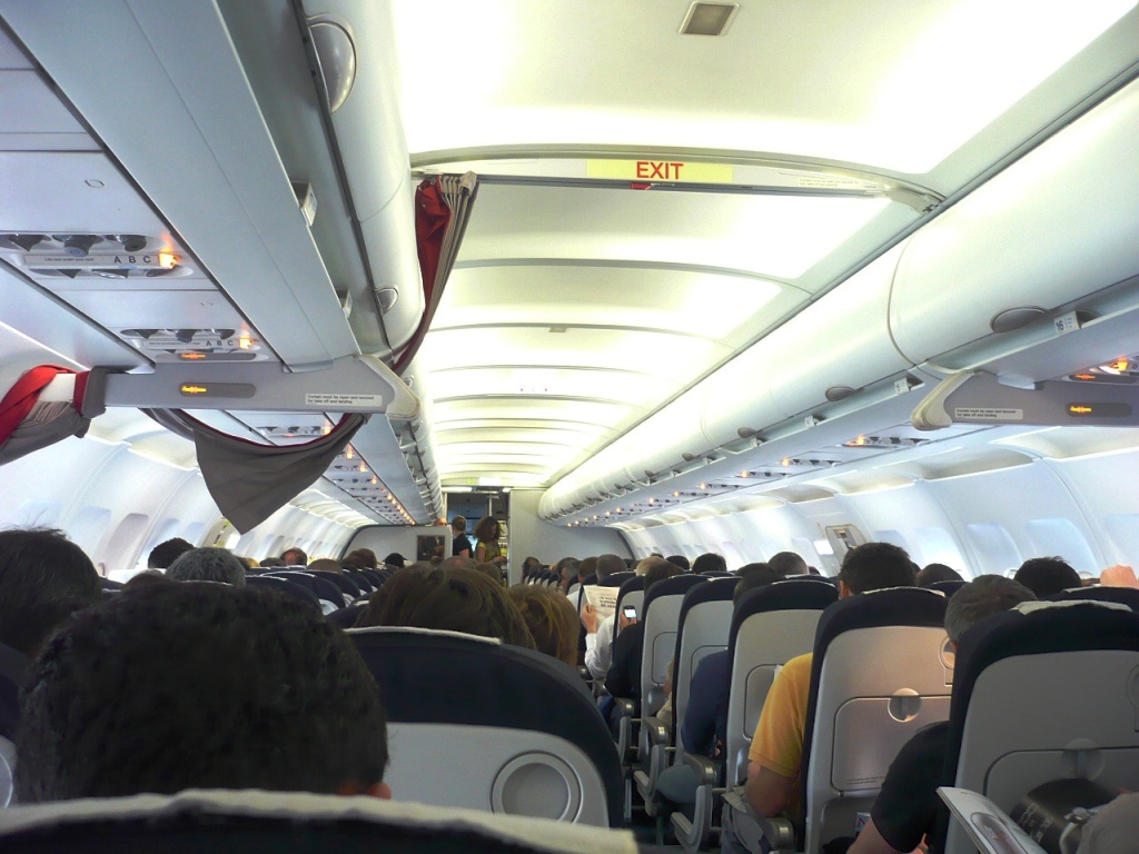 Detalle del interior. Muchas aerolíneas optan por cortinas movibles y no mamparos para dividir clases: esto les aumenta la flexibilidad en su revenue management, aumentando obviamente las posibilidades de generar ingresos con la ocupación de sus vuelos. Otros dirán que los mamparos se ven mejor... Parece un busesito, pero nadie se quejó por las sillas sin posibilidad de reclinar. Bueno eso. De todos modos, los maravillosos conceptos que se ven en los interiores de la flota A380 de AF no se ven reflejados acá.