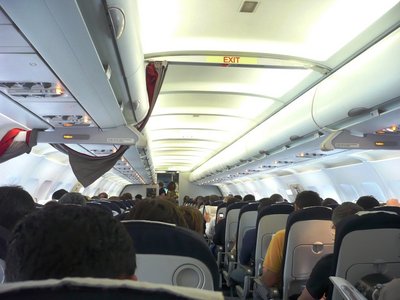 Detalle del interior. Muchas aerolíneas optan por cortinas movibles y no mamparos para dividir clases: esto les aumenta la flexibilidad en su revenue management, aumentando obviamente las posibilidades de generar ingresos con la ocupación de sus vuelos. Otros dirán que los mamparos se ven mejor... Parece un busesito, pero nadie se quejó por las sillas sin posibilidad de reclinar. Bueno eso. De todos modos, los maravillosos conceptos que se ven en los interiores de la flota A380 de AF no se ven reflejados acá.