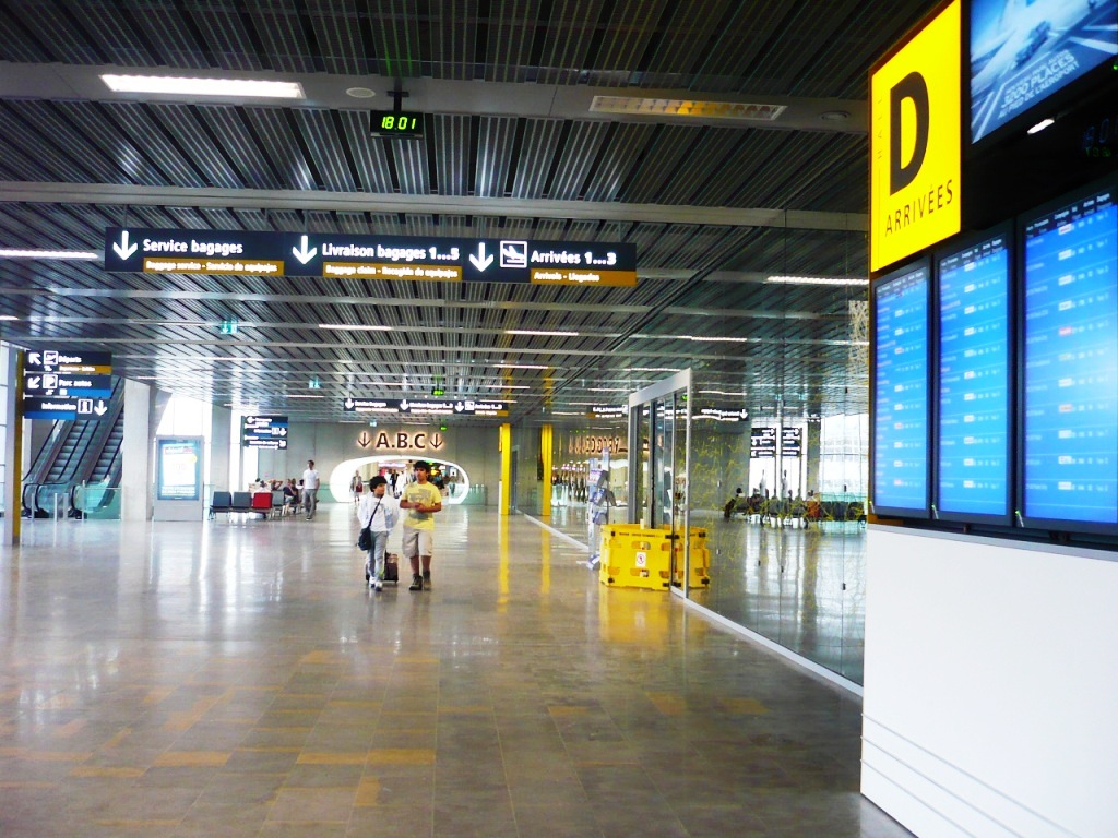 Aeropuerto de Toulouse-Blagnac. Si algún día van a Airbus, es este el aeropuerto que les sirve, queda muy cerca de las instalaciones de Airbus, de todas ellas.<br />Muy bonito y amplio para una ciudad tan pequeña. El tema de los hoteles muy organizado: tienen teléfonos, con las extensiones de los hoteles, para llamar y avisar que uno llegó, y así puedan venir a recogerlo a uno. Opté por el Holiday Inn Express, buen balance entre precio y calidad.