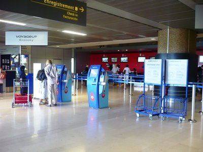 Zona de e-checkin, baggage drop-of, entre otros. Utilicé siempre los servicios de web-checkin que son lo máximo porque se ahorra uno filas, sólo llega al aeropuerto a dejar la maleta, y LISTO! En ninguna de las dos aerolíneas, en ningún trayectos me desprendieron una parte del pasabordo... por eso me parece curioso y no me gusta que acá lo sigamos haciendo.