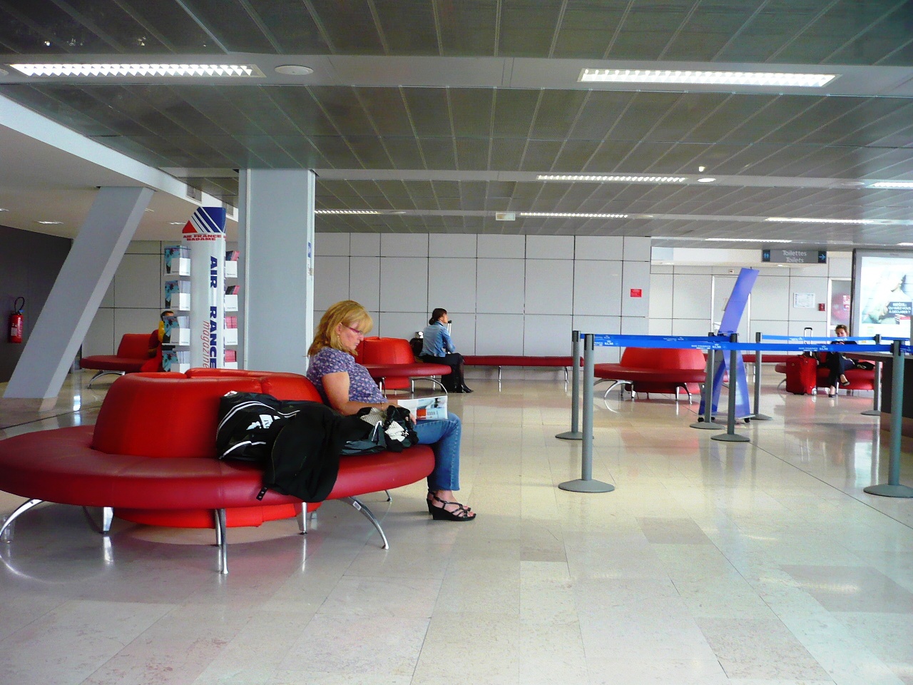 Sala de espera: pequeña pero tranquila. De todos modos no me terminaron de convencer esos asientos por su practicidad, aunque puede ser una buena forma de aumentar la sensación de amplitud