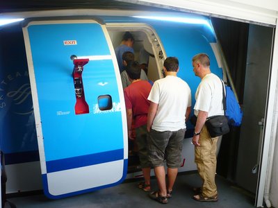 Puerta del E190, sistema de apertura de la puerta del avión desde el exterior bien sencillo.