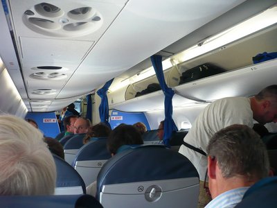 Interior del Embraer. Me gustó el detalle del nombre de KLM en los mamparos delanteros. Muy similar a los de CM*.