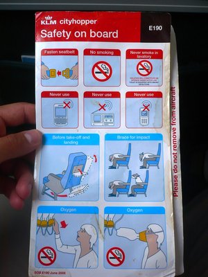 Cartilla de seguridad del avión, me gustó lo resumida que está.