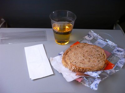Este fue nuestro servicio a bordo, de nuevo bueno para la duración del vuelo. Un sandwich salado y algo de tomar; a pesar de lo dulce me encanta el jugo de manzana.
