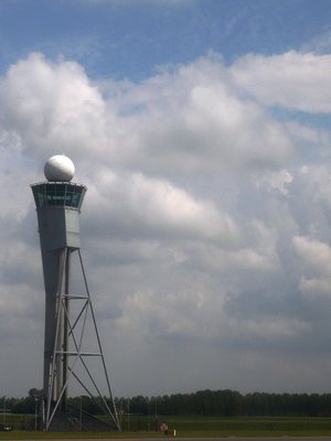 Una especie de torre de control secundaria si no estoy mal. La torre de control principal queda muy lejos de las cebeceras de algunas de las pistas.