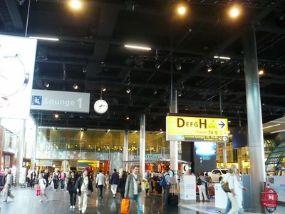 Interior de una de las taaaantaaaas terminales de Schiphol. Muy de mi agrado, aunque hablo de mi muy poca experiencia en estos súper aeropuertos.