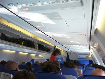 Interior del B737, sin muchas sorpresas, pero sencillo, limpio y en buen estado. La misma apuesta por cortinas en vez de mamparos.