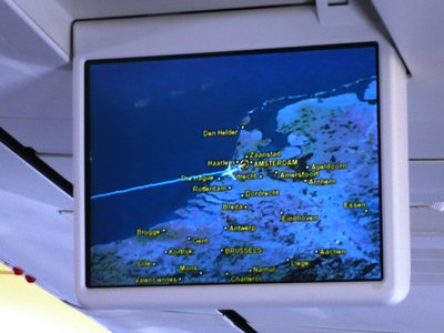 Ruta del vuelo, en pantallas generales cada 3 filas, similar a los B737 de Aires y algunas Airbus de Avianca.