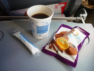 Refrigerio del vuelo, a penas para lo corto del vuelo. Buenas galletas y café. Esta vez si, por fortuna, con vasos de cartón.