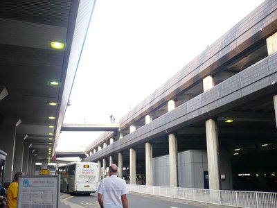 Exterior del Heathrow, esperando al bus hacia el hotel. Nunca imaginé que este aeropuerto quedara taaaaaaaan lejos de la ciudad!!!