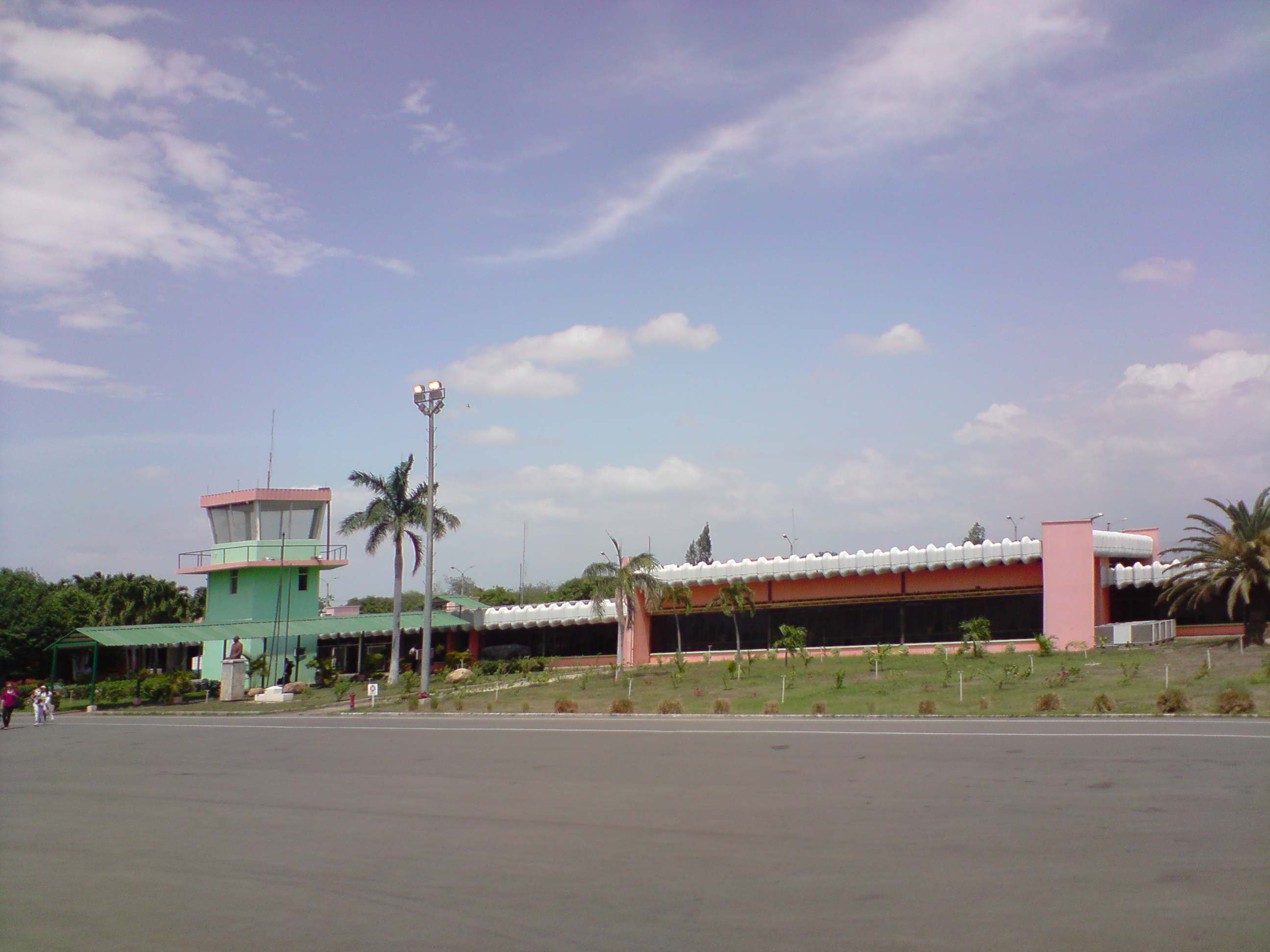 Con la antigua Torre de control