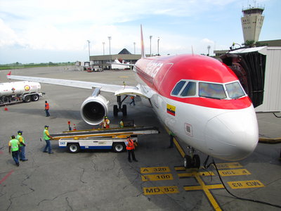 SE ENCONTRABA EN EL TERMINAL INTERNACIONAL, DEMORARON UN POCO EN MOVERLA Y POR ESO EL VUELO SE RETRASO UNOS 10 MINUTOS