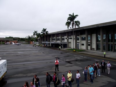 EL TERMINAL DEL AEROPUERTO EL EDEN DESDE LA PUERTA DEL AVION