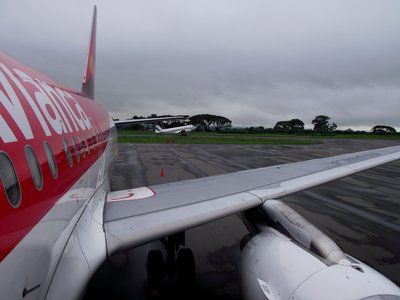 LLEGANDO UN DC 3 DE LA POLCIA NACIONAL