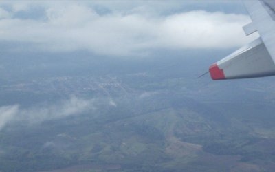 DIRGIENDONOS A PUNTO ZARZA... AL FONDO CAICEDONIA.... MI PUEBLO