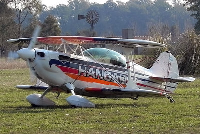 avion acrobatico, si alguien sabe como se llama, por favor digamen.