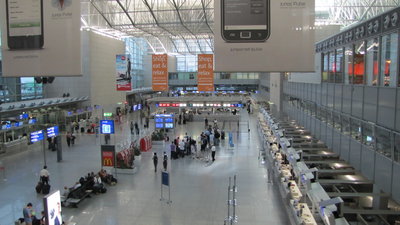 zona de check in del terminal E, el principal.