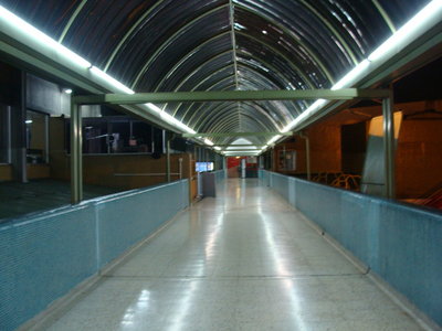 Puente externo, al fondo la sala de abordaje #2 y la entrada a la sala VIP de Avianca