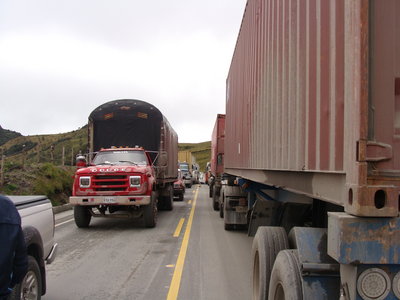 Off Topic.<br />Paso por el sector de &quot;Petaqueros&quot; en el Alto de Letras.<br />Hace parte del viaje de regreso el cual tuvo una &quot;agradable&quot; duración de 25 horas de las cuales 15 consistieron en estar detenidos en distintos puntos del camino, y nada de eso hubiese sucedido si hubiera viajado por EasyFly al otro día a Armenia, no contaba con los trancones que me esperaría.<br />Viaje de regreso:<br />Bog - Ibe - Mzl - Pei<br />Expreso Bolivariano &gt; Servicio &quot;Super Expreso&quot; ¬¬<br />Duración del viaje: 10 horas (Lun 21. 17:30 - Mar 22 03:30) <br />Duración real: 25 horas (Lun 21. 17:30 - Mar 22 18:30)<br />(Paso por Letras por que en ese momento La Línea estaba cerrada (vease derrumbes) )