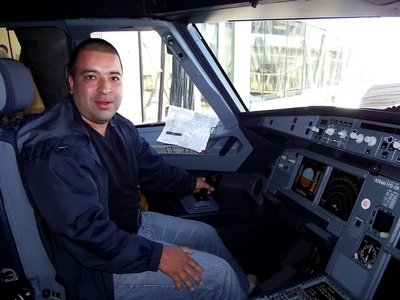 Aqui estoy en el cockpit de un A320 de Avianca. Una palomita que no se da todos los dias