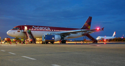 HK-4549 - Airbus A320-214 / Avianca - HK-4818 - Airbus A320-214 / VivaColombia