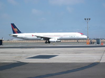 Un airbus 321 en fase de carreteo para despegar