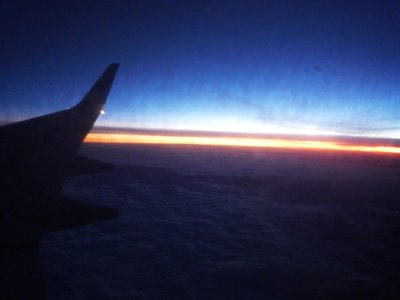 YA SOBREVOLANDO ALGUN LUGAR DE COLOMBIA Y CON UN MAGNIFICO AMANECER