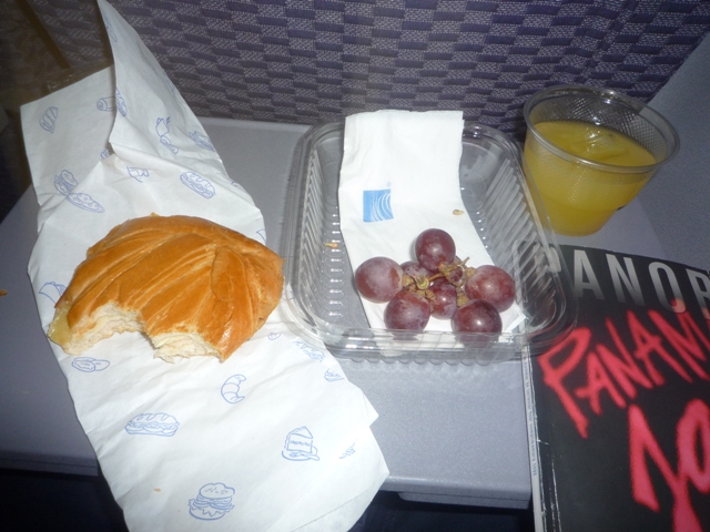 EL DESAYUNO QUE PARA LA HORA Y TIEMPO DE VUELO ME PARECIO SUFICIENTE