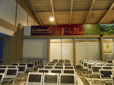 Sala de espere del Aeropuerto El Eden de Armenia a las 5:00 am