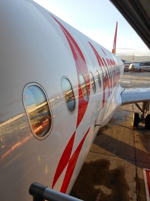 Entrando al avion. Se nota lo recién pintado y limpio que esta.