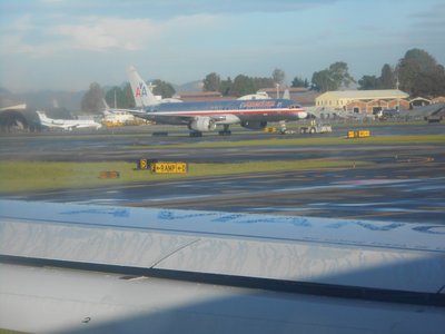 Rodando hacia la pista 13R, viendo este hermoso B757 de American.