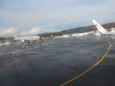 Llegando al Gate 8 del Aeropuerto Jose Maria Cordova. Al fondo la feria F-AIR 2013.